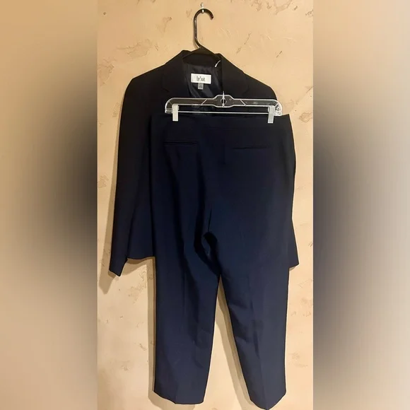 Le Suit Women’s Navy Blue 2 Piece Suit – Size 10 Pleated Pants Worn Once - Picture 10 of 12